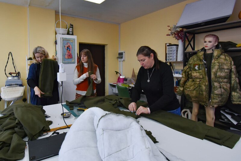 С любовью и теплом: как в Крыму женщины-волонтёры шьют одежду для бойцов СВО