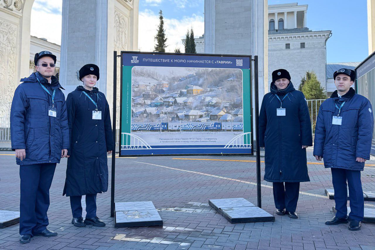 В Симферополь прибыла передвижная фотовыставка, посвящённая 5-летию запуска поездов по Крымскому мосту 