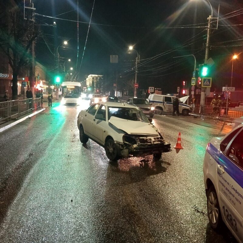 В Симферополе «Лада» влетела в служебное авто полиции