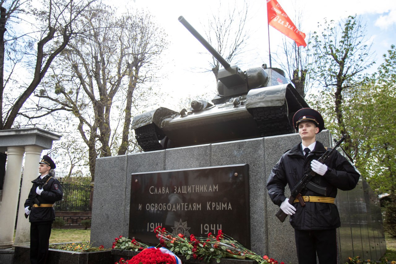 В Симферополе отметили 81-ю годовщину освобождения от фашистов