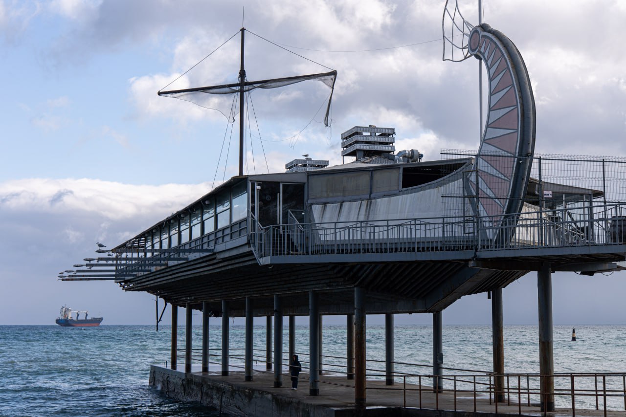 Простоял 27 лет и пережил три имени: легендарный ресторан-галеру на набережной Ялты могут снести