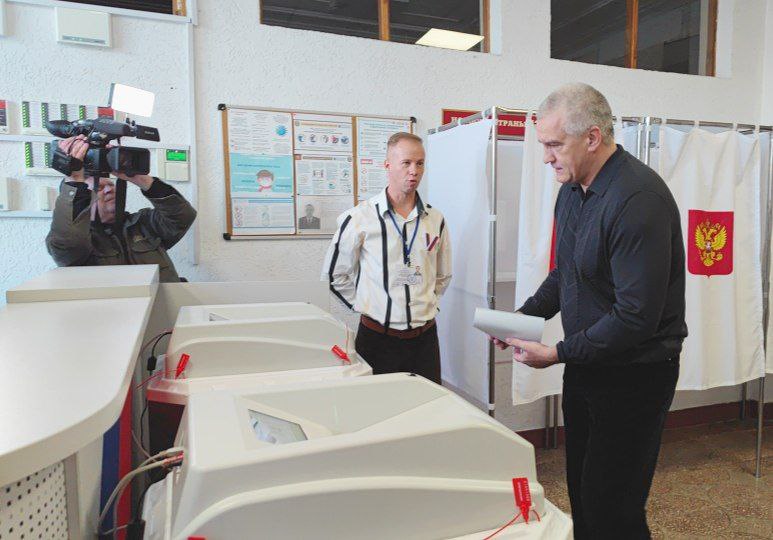 Аксёнов проголосовал на выборах президента РФ
