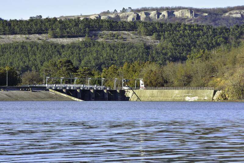 Сброс воды начался из водохранилищ Крыма