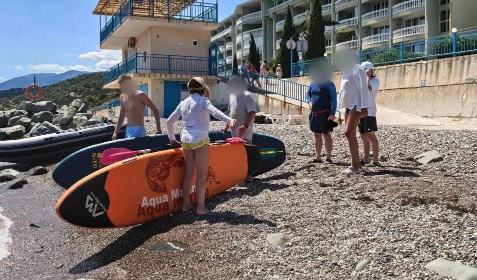 В Алуште спасли сапбордистов, которых унесло на километр от берега