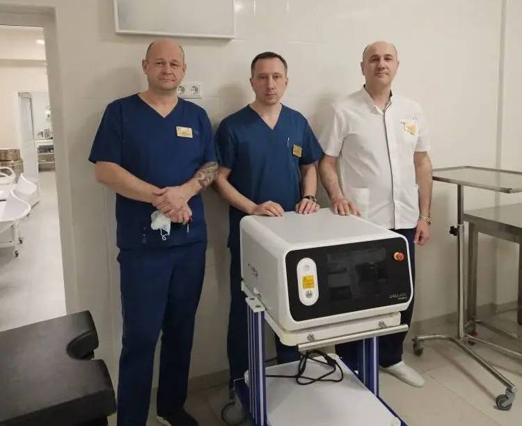 В Евпаторийскую больницу закупили лазерный аппарат c ИИ для операций на мочеполовой системе