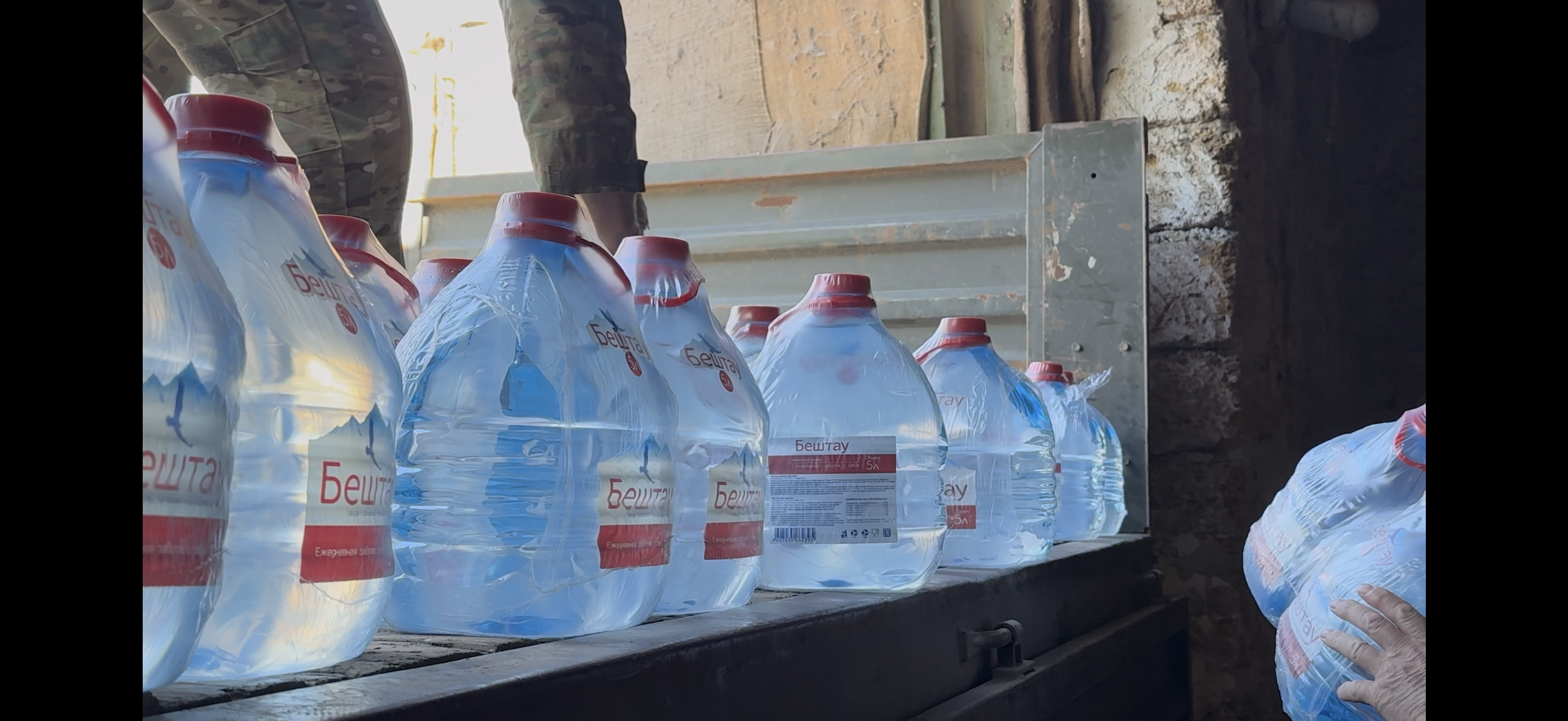 Защитникам крымского неба передали более четырëх тонн питьевой воды