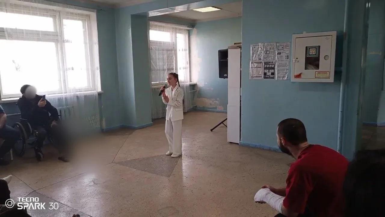 9-летняя Эмилия Ибраимова из Симферополя выступает в госпитале для раненых бойцов