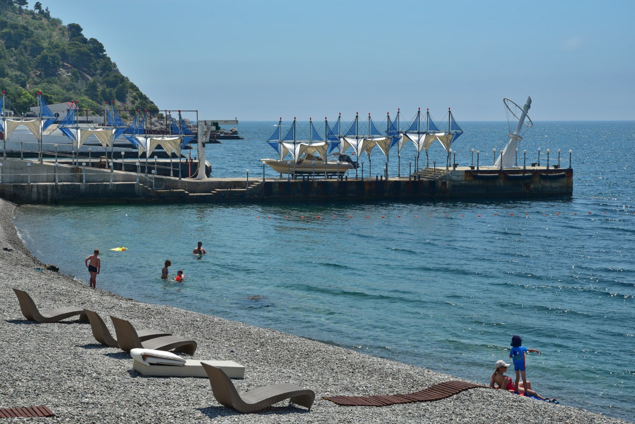 Готовы к сезону: в Крыму обследовали дно 340 пляжей