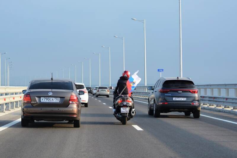 Автомобильную часть Крымского моста открыли для движения