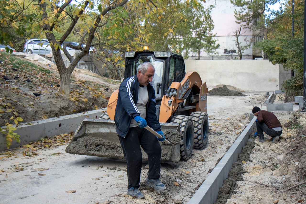 В Симферополе благоустраивают три дворовые территории