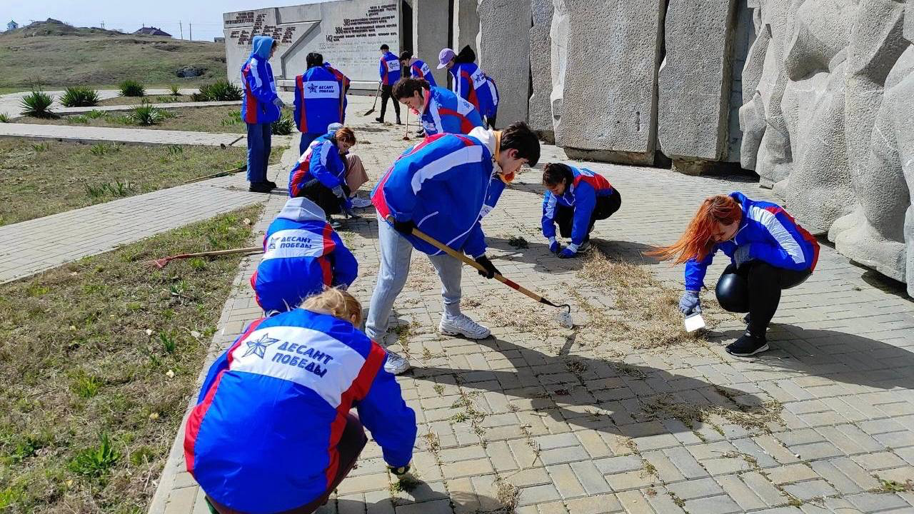 В Крыму студенты привели в порядок 18 памятников и 41 братское захоронение Великой Отечественной войны