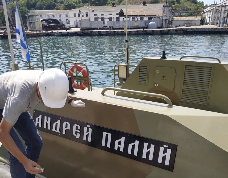 С именем героя: боевой катер ЧФ назвали в честь погибшего на Украине офицера