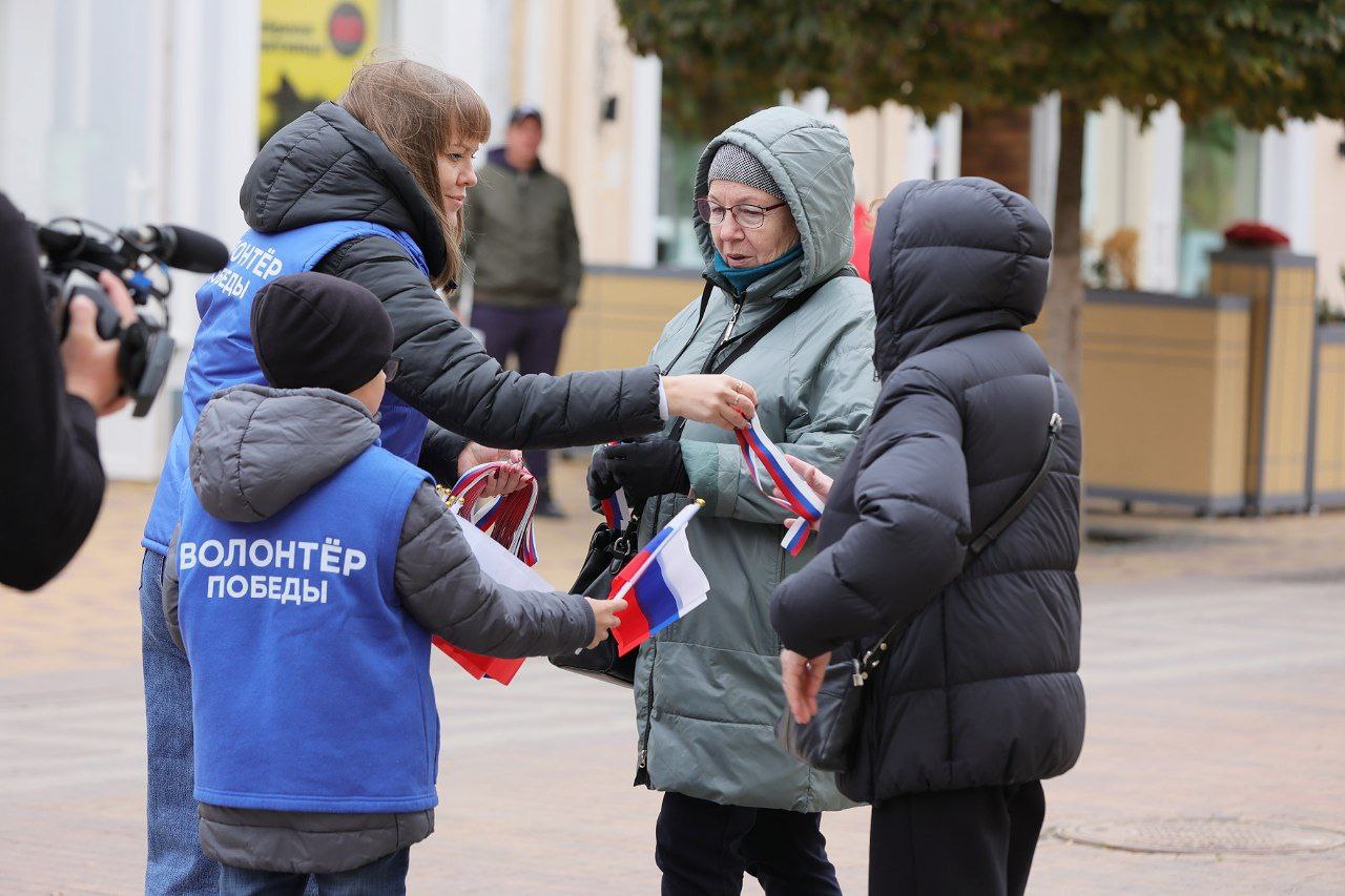 В Симферополе проходит патриотическая акция ко Дню народного единства