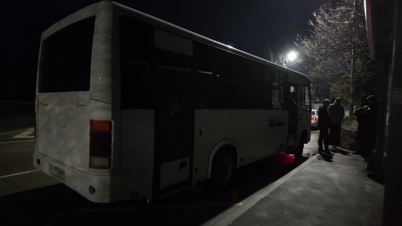 Спецслужбы из Крыма передали автобус бойцам в зону СВО