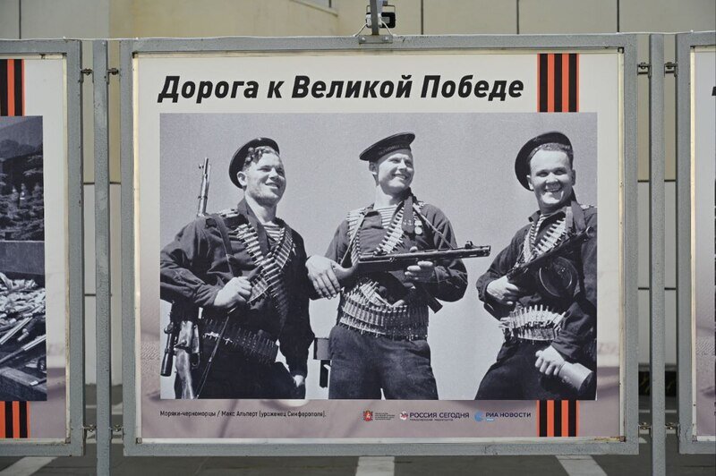 В Симферополе открылись фотовыставки к 78-летию Победы-фоторепортаж