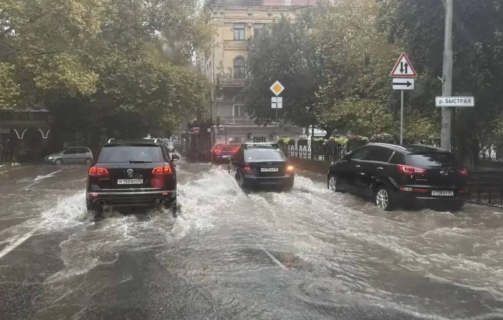 Наиболее сложная ситуация сейчас в Кореизе: как в Ялте устраняют последствия непогоды