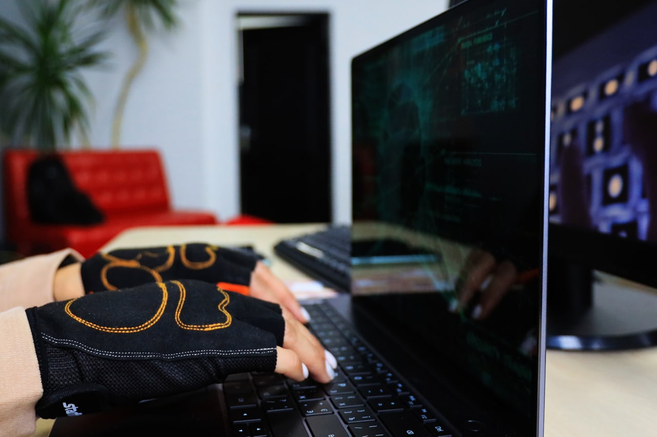 Путин поручил усилить борьбу с дистанционными мошенниками