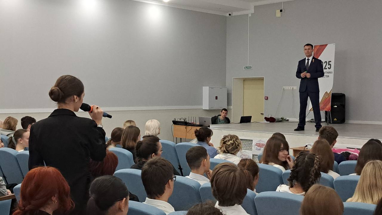 Сенатор от Крыма Нимченко встретился с ялтинскими школьниками