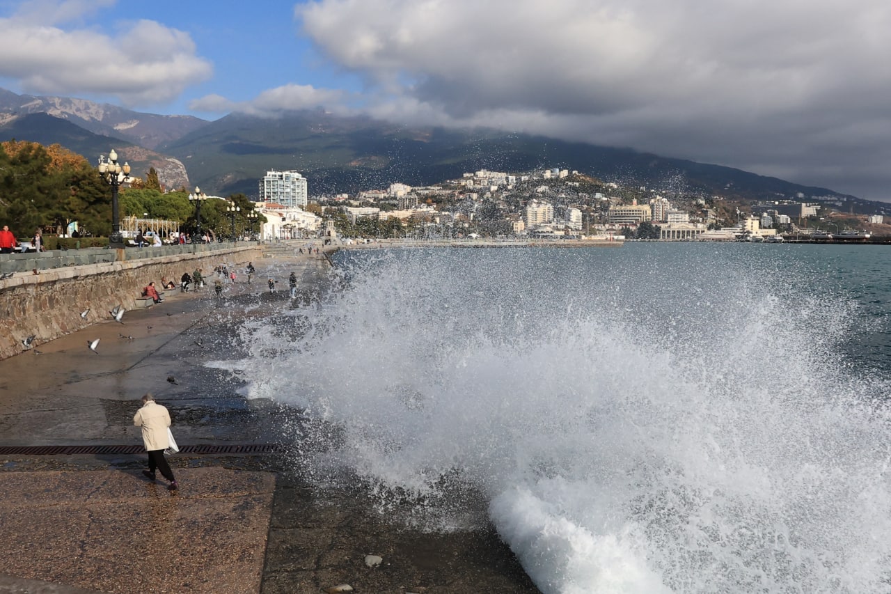 В Ялте призвали готовиться к возможному удару стихии