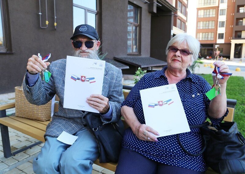 Жители Крыма получили новое жильё взамен аварийного 