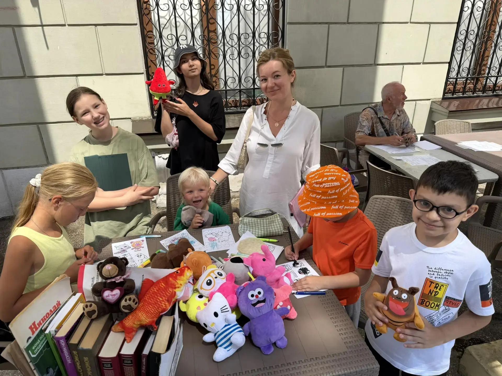 В Ялте на пункте содействия можно обменяться книгами и подарить игрушки детям