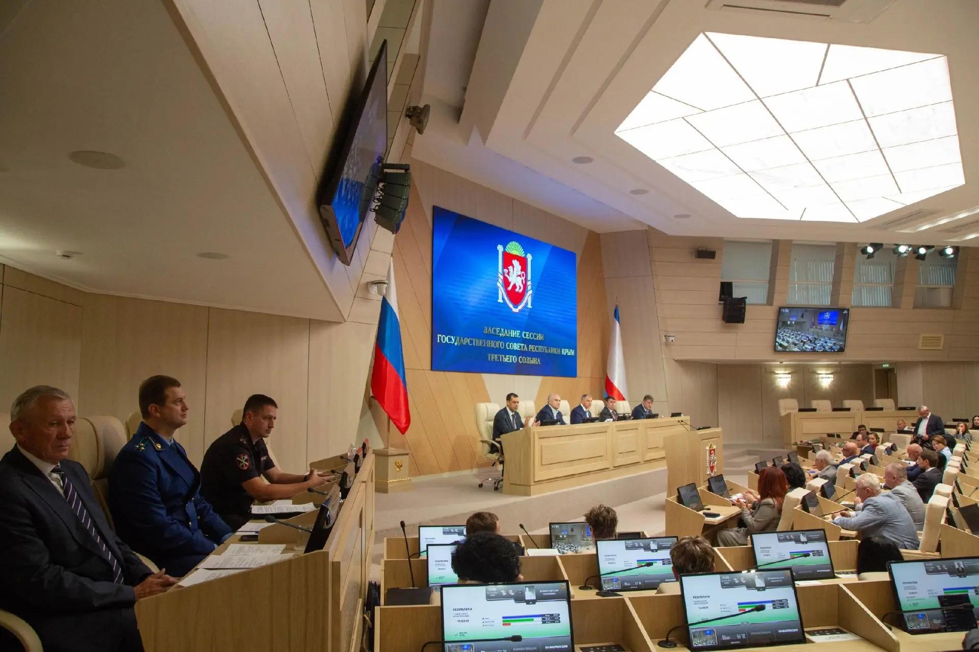 Поддержка предпринимателей и новые льготы военнослужащим: итоги сессии Госсовета Крыма