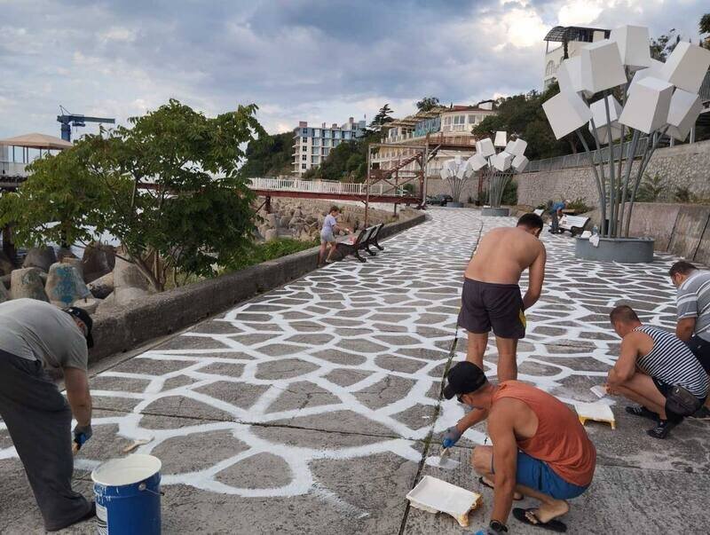 Сотрудники Воронцовского дворца превратили набережную Алупки в маленькую Грецию