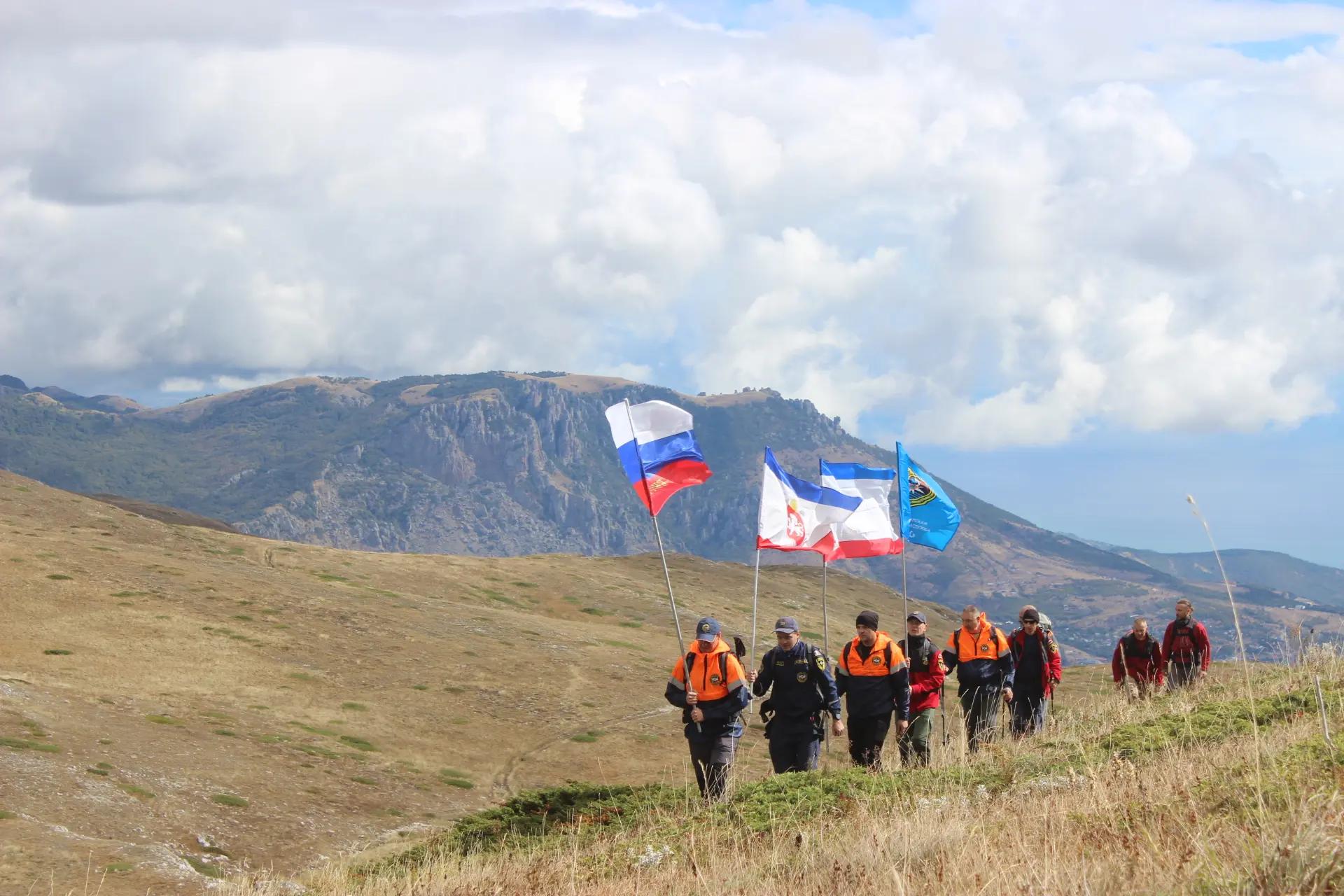 На вершине Чатыр-Дага подняли флаг Республики Крым