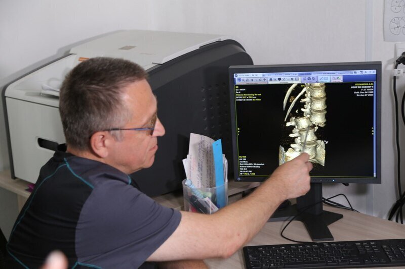 Пятичасовая операция: В Крыму врачи спасли женщину с тяжелейшим переломом позвоночника - фото