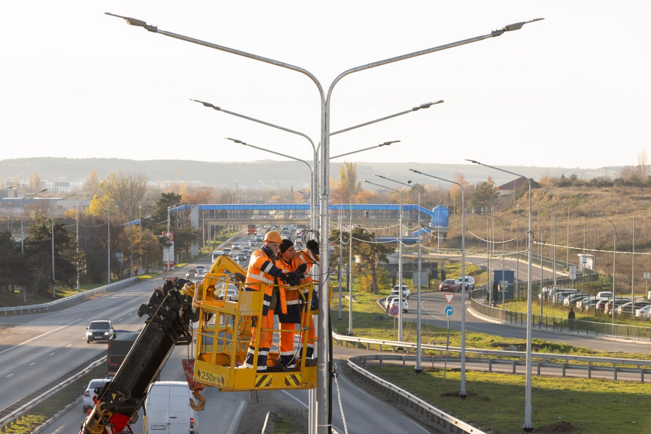 На дорогах Крыма устанавливают системы освещения