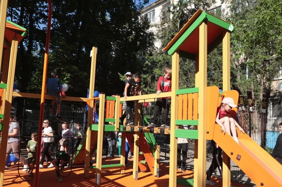 Больше 20 детских площадок устанавливают в Симферополе каждый год 