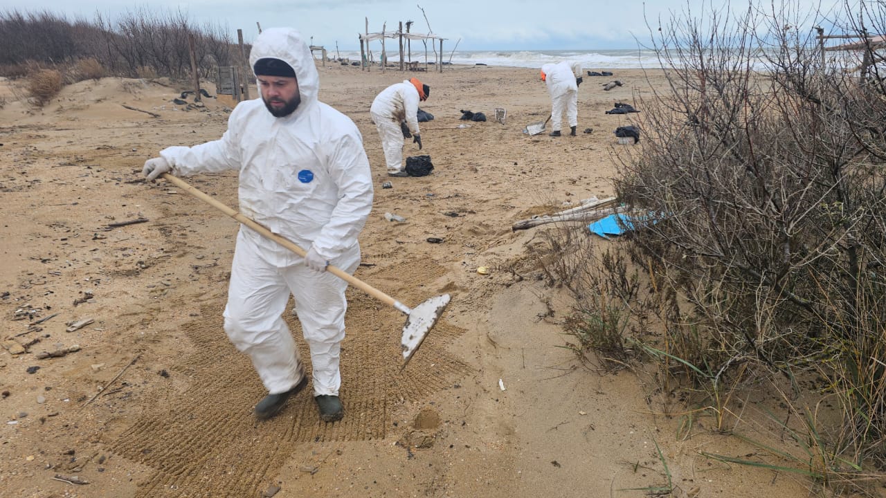 Спасатели собрали почти тонну замазученного грунта после разлива нефти в Керченском проливе