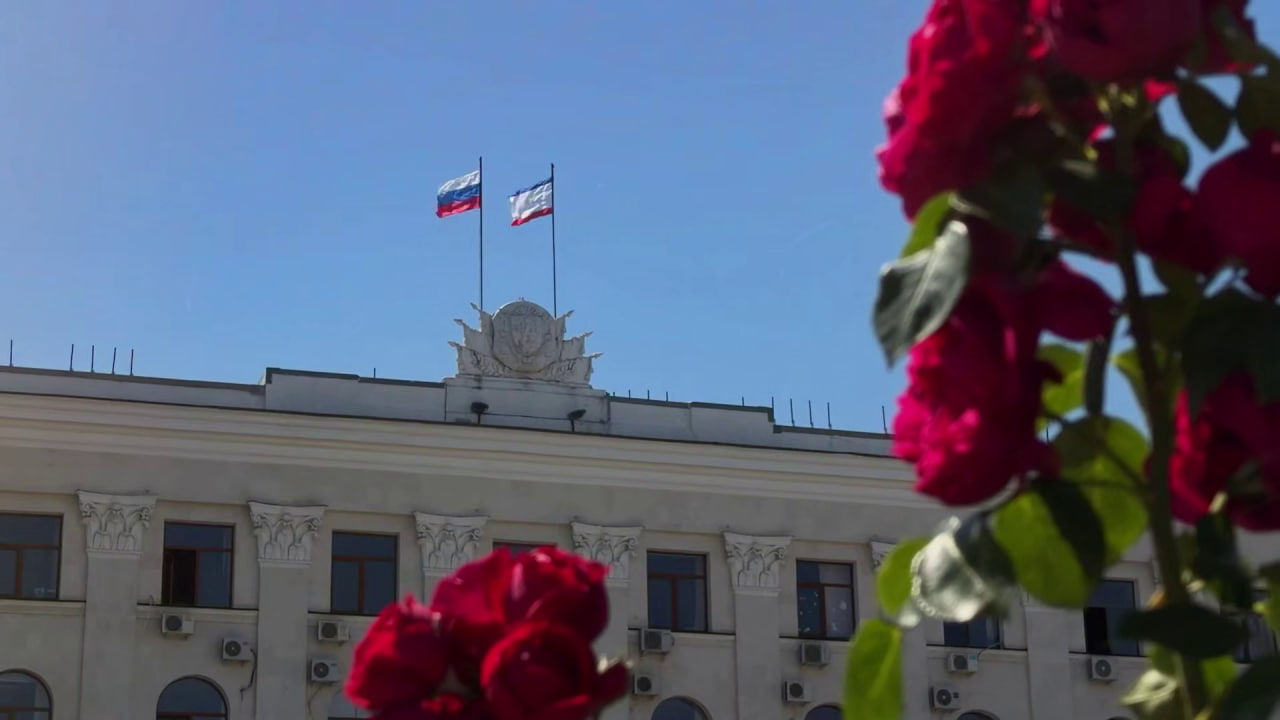 Аксёнов поздравил крымчан с Днём герба и флага республики