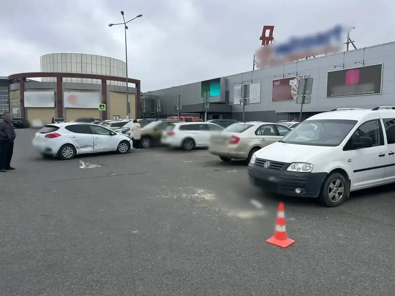 В Симферополе ребёнок попал под машину на парковке ТЦ