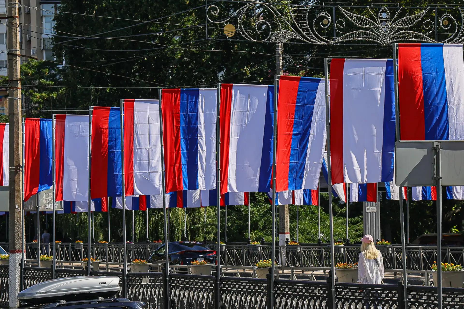 Эксперт объяснила значение цветов флага России