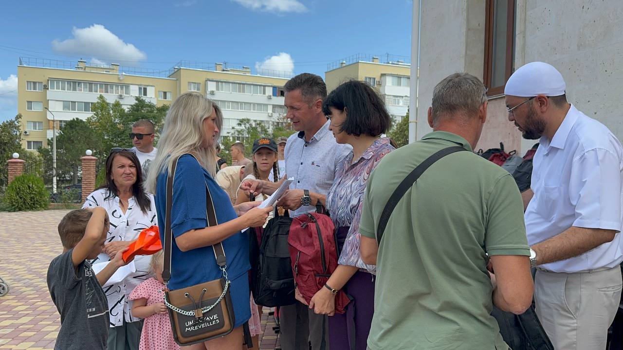 Более 150 детей участников СВО из Черноморского района получили в подарок ранцы и школьные принадлежности