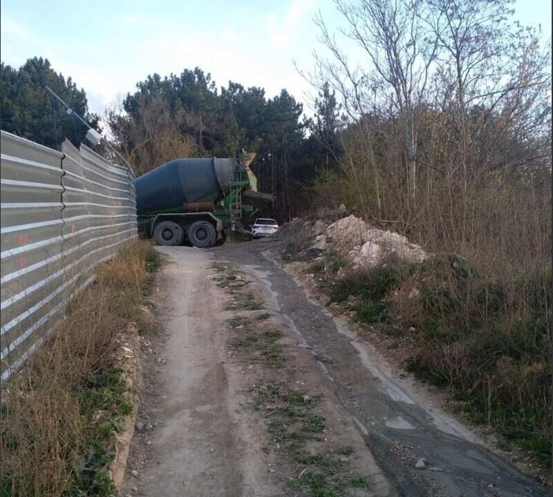 Бетон в кусты: в Симферополе возле детсада выросла строительная свалка, кто несет ответственность