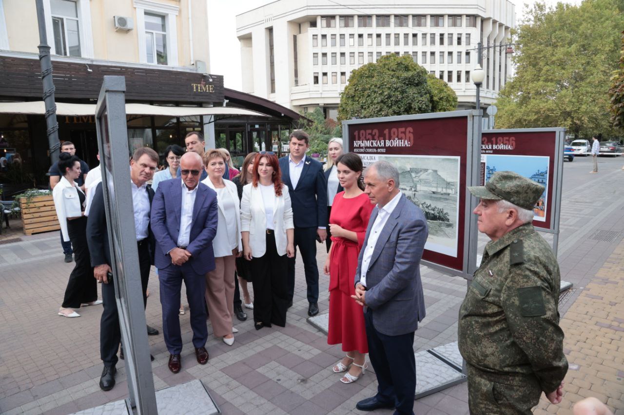 В Симферополе открылась уличная выставка, посвящённая информационной войне против России в 1853-1856 годах 