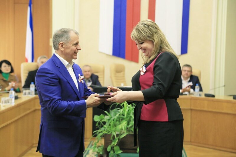 В Симферополе прошло торжественное награждение крымчан ко Дню Конституции - фото