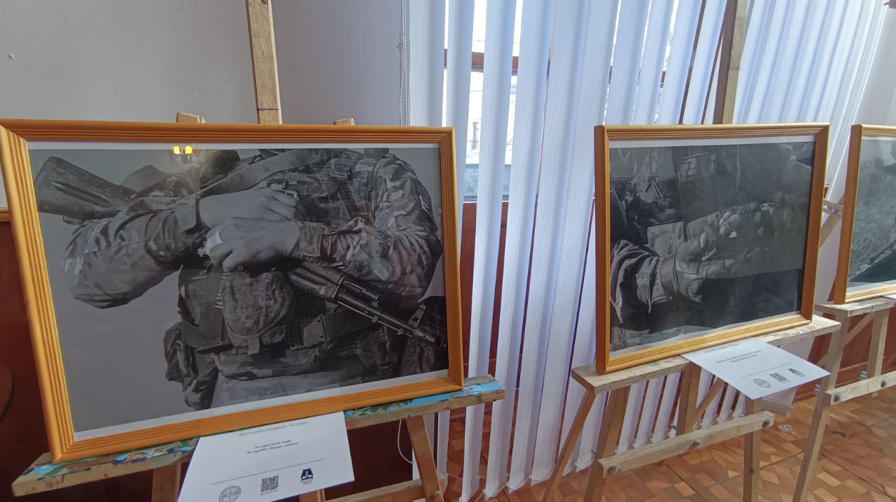 В Симферополе открылась фотовыставка «Руками солдата – куётся победа»