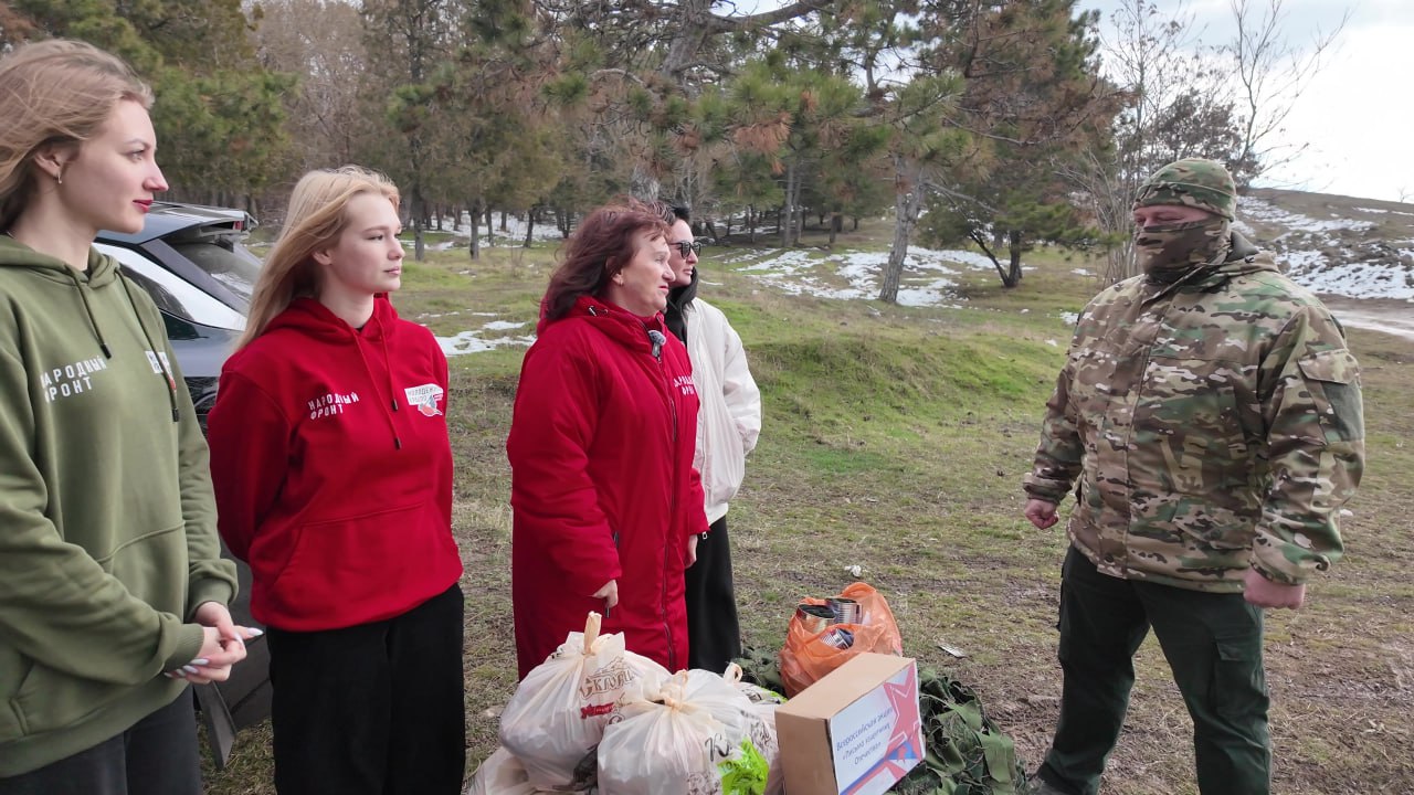 Генератор, инструменты и подарки от бабушек: крымчане поздравили бойцов с 23 февраля