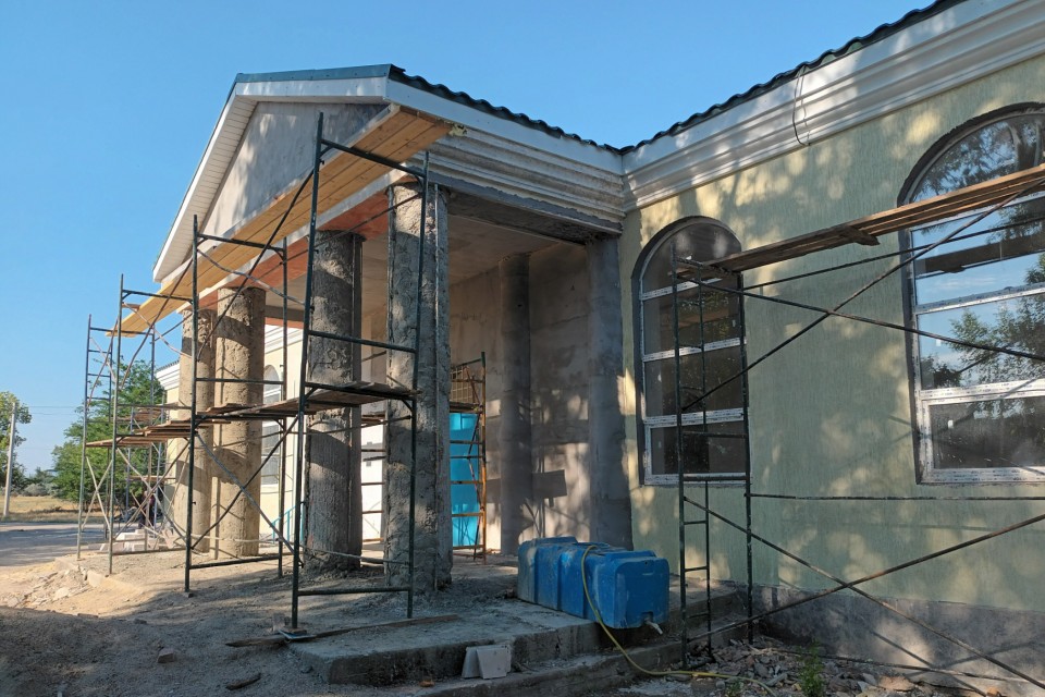 Ремонт сельского клуба в Кировском районе завершён на 70%