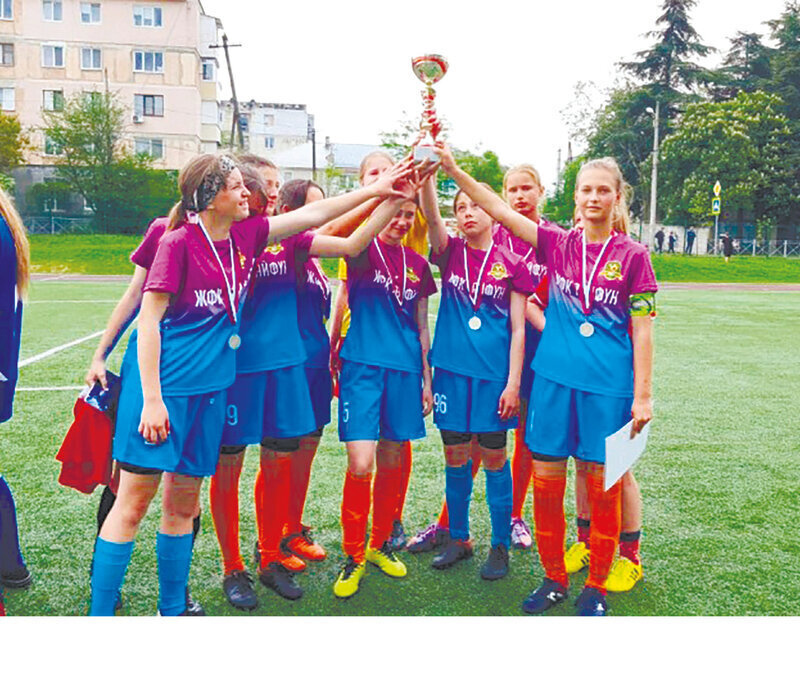 «Кожаный мяч»: в Симферополе провели турнир среди женских футбольных команд