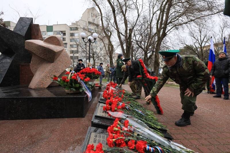 Стали примером: в Крыму почтили память россиян, исполнявших служебный долг за пределами Отечества