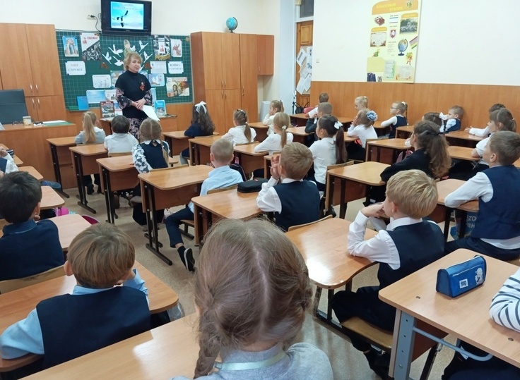 В Симферополе школьникам рассказали о Дне белых журавлей