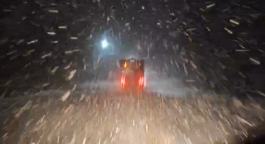 В районе Грушевского перевала сильный снегопад, видимость до 10 метров