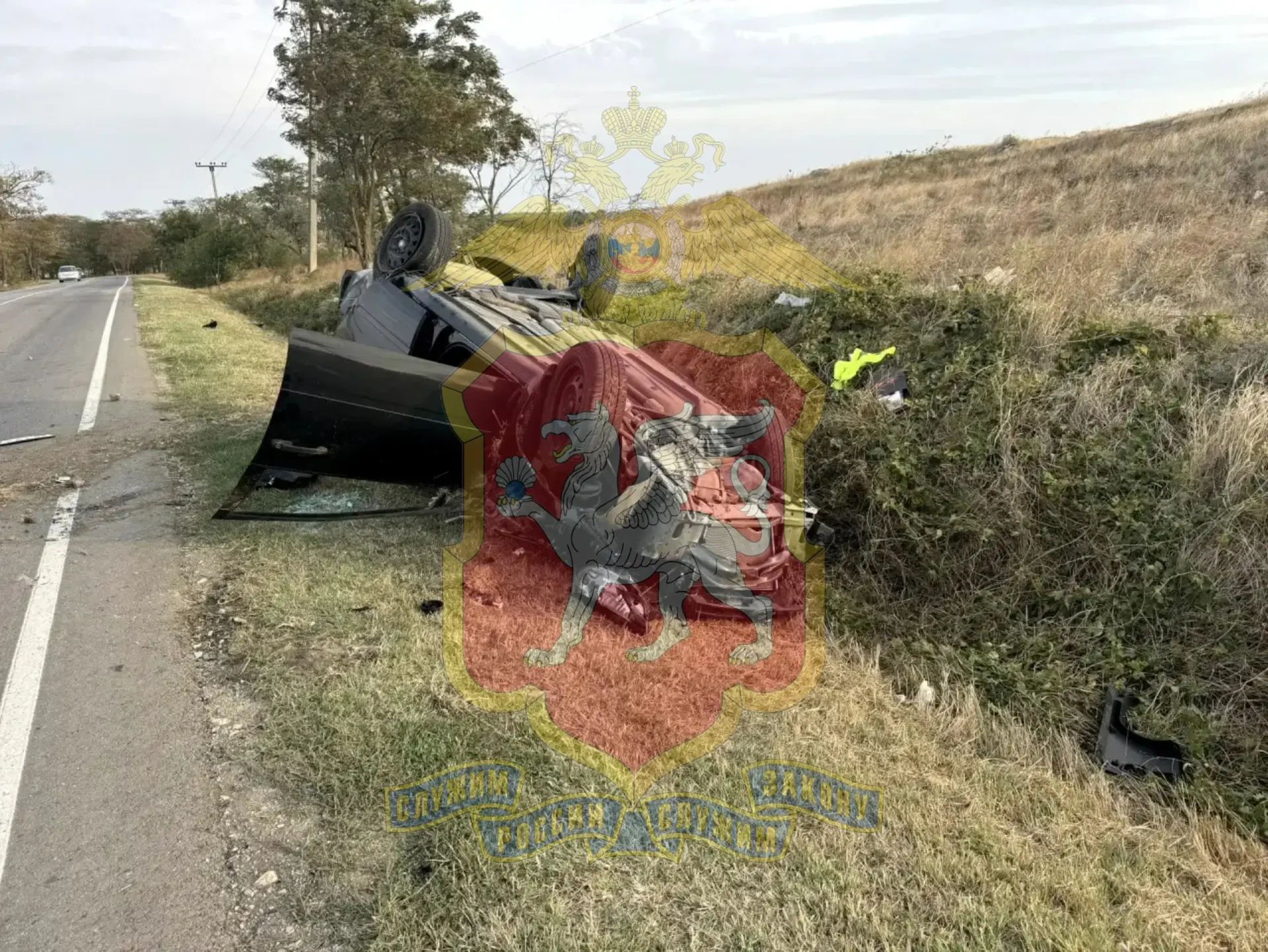 Легковушка под Керчью врезалась в дерево: водитель погиб, двое пассажиров пострадали