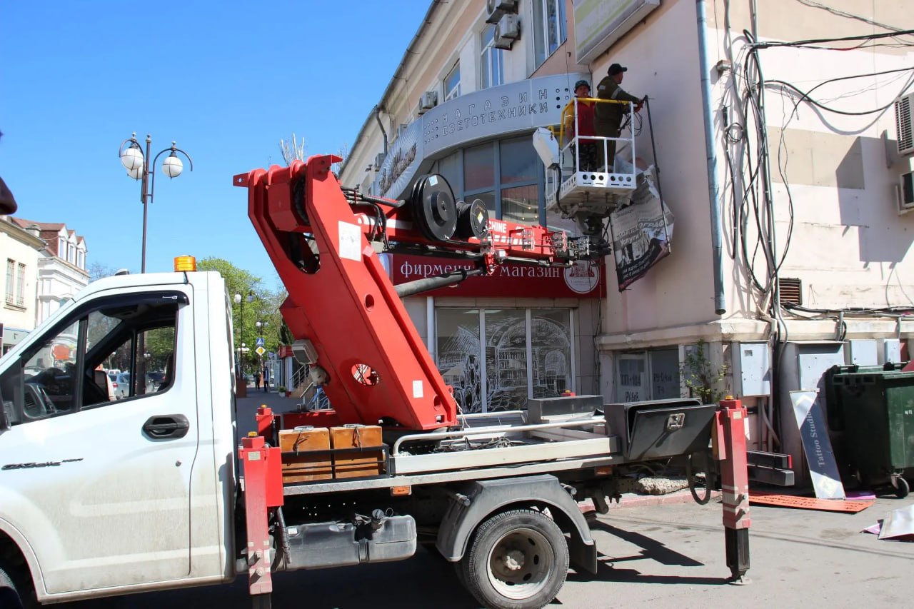 В центре Керчи снесли 9 незаконных рекламных конструкций на фасадах зданий