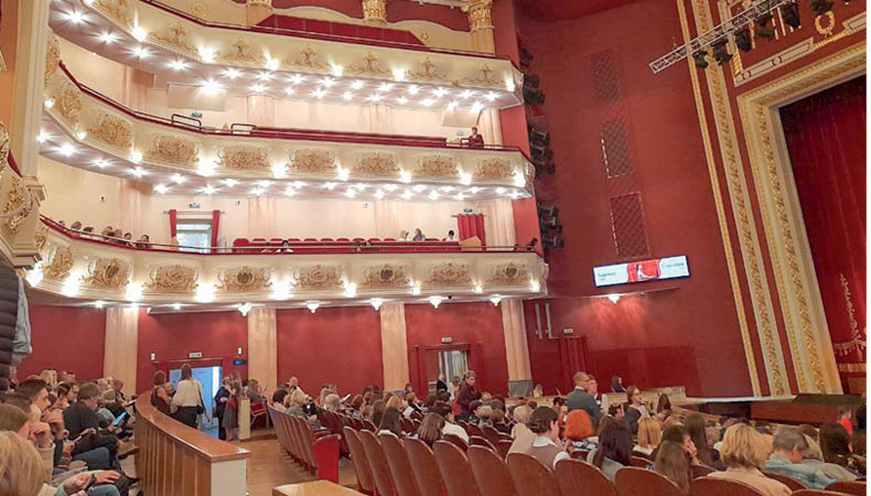 Опыт Самары и проблема Симферополя: как театральные автобусы для зрителей могут изменить культурную жизнь 