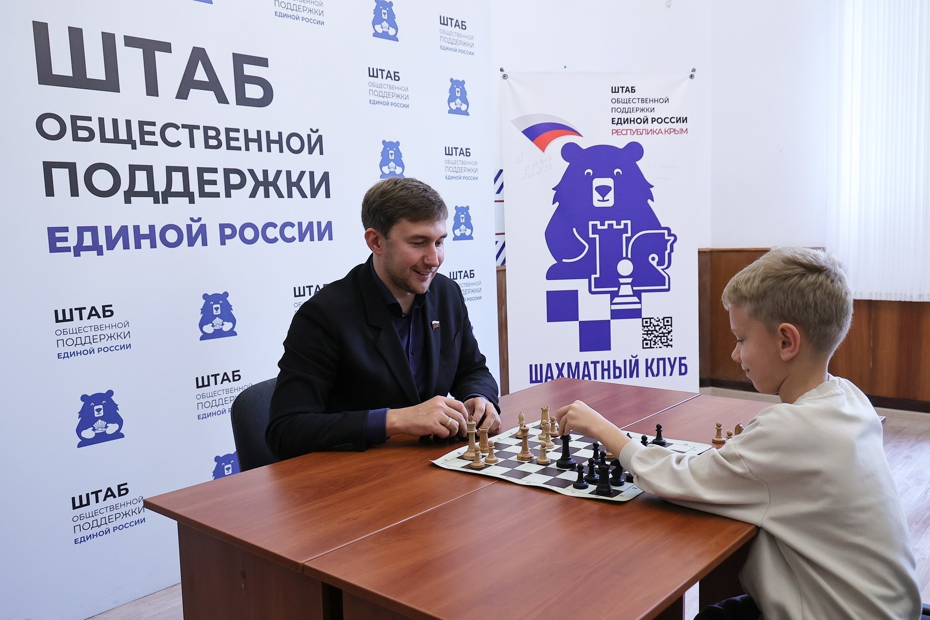 Сенатор от Крыма Сергей Карякин встретился с волонтёрами, школьниками и студентами